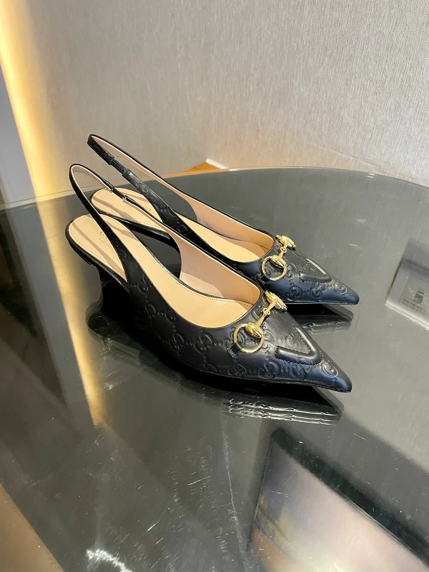 👟👟Ex-factory price 580👟👟 2024 G family’s new GUcc𝐢 horsebit pump sandals with pointed toes, elastic straps and kitten heels complement each other to create a comfortable and fitting design, and the back-lace pumps are the essence of design. Hot-drilling process Upper: Imported high-grade G G canvas Lining/foot pads: Full-grain high-grade lambskin Sole: Italian top-grade genuine leather sole Heel height: 10.5cm Fitting size: 35-42 (40/41/42 custom-made, non-refundable)